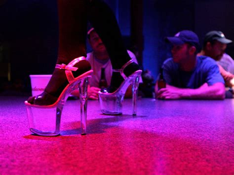 Striptease/Lapdance Find a prostitute Koufalia
