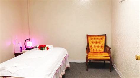 Nude massage in Lawton, United States 